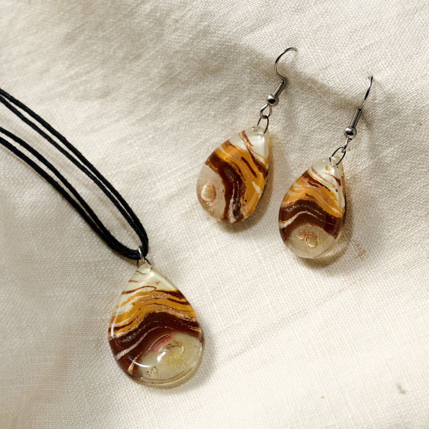 Earrings T-drop fused glss/steel 1.75L tan/rd/silv