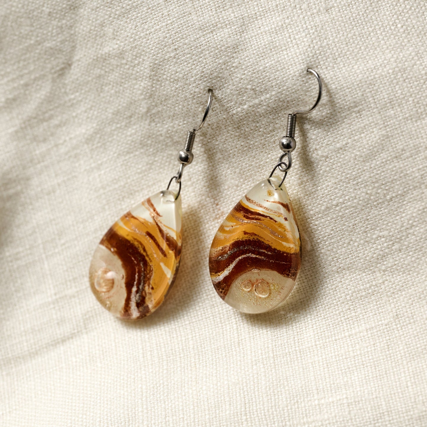 Earrings T-drop fused glss/steel 1.75L tan/rd/silv