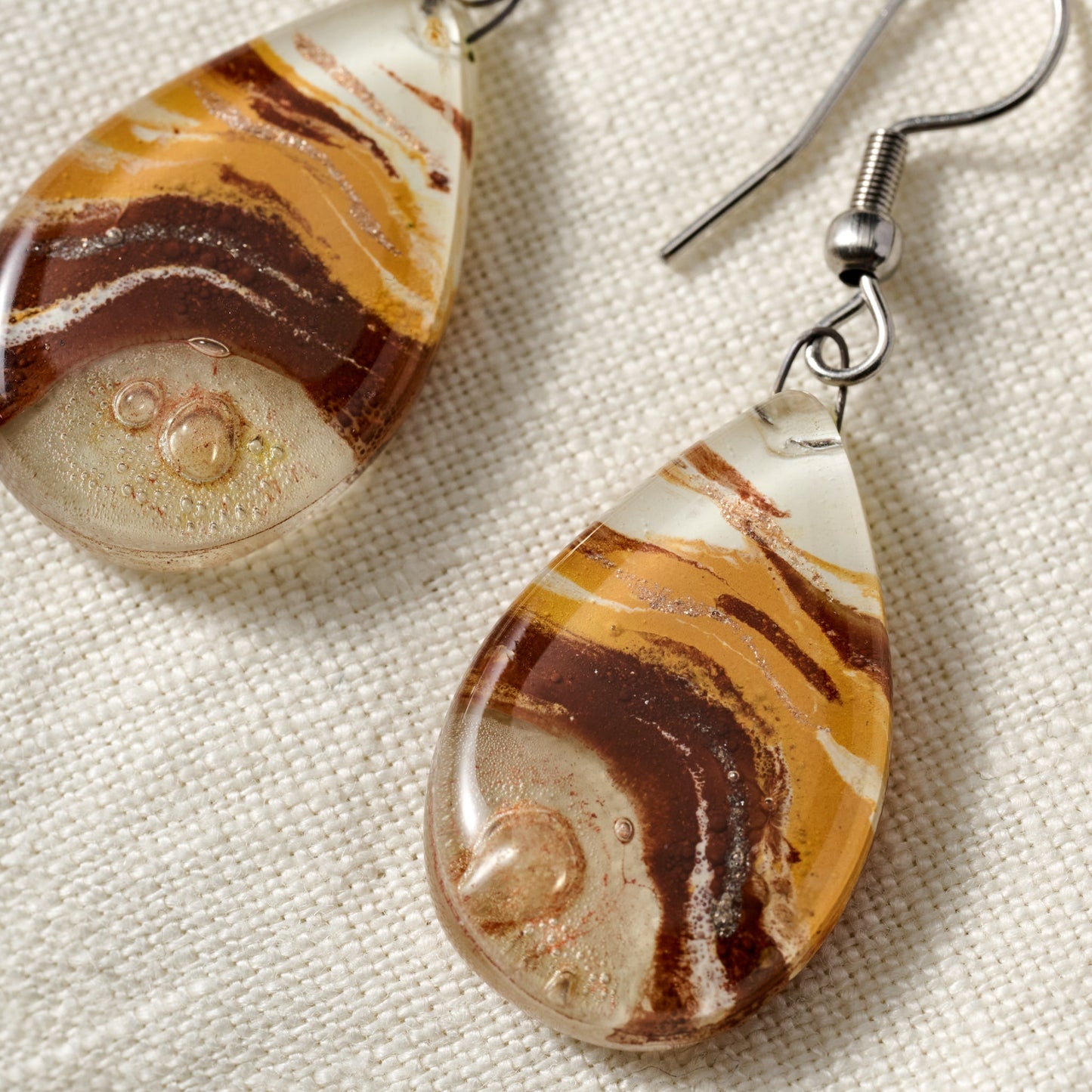 Earrings T-drop fused glss/steel 1.75L tan/rd/silv