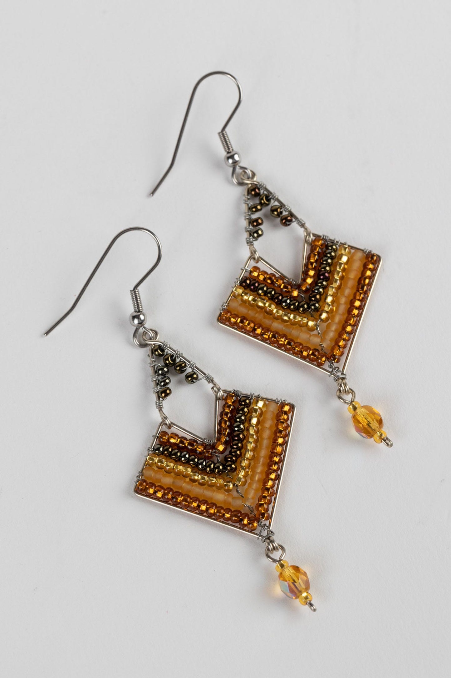 Earrings beaded dmnd chevron wr/glss 2.75L brn/gld