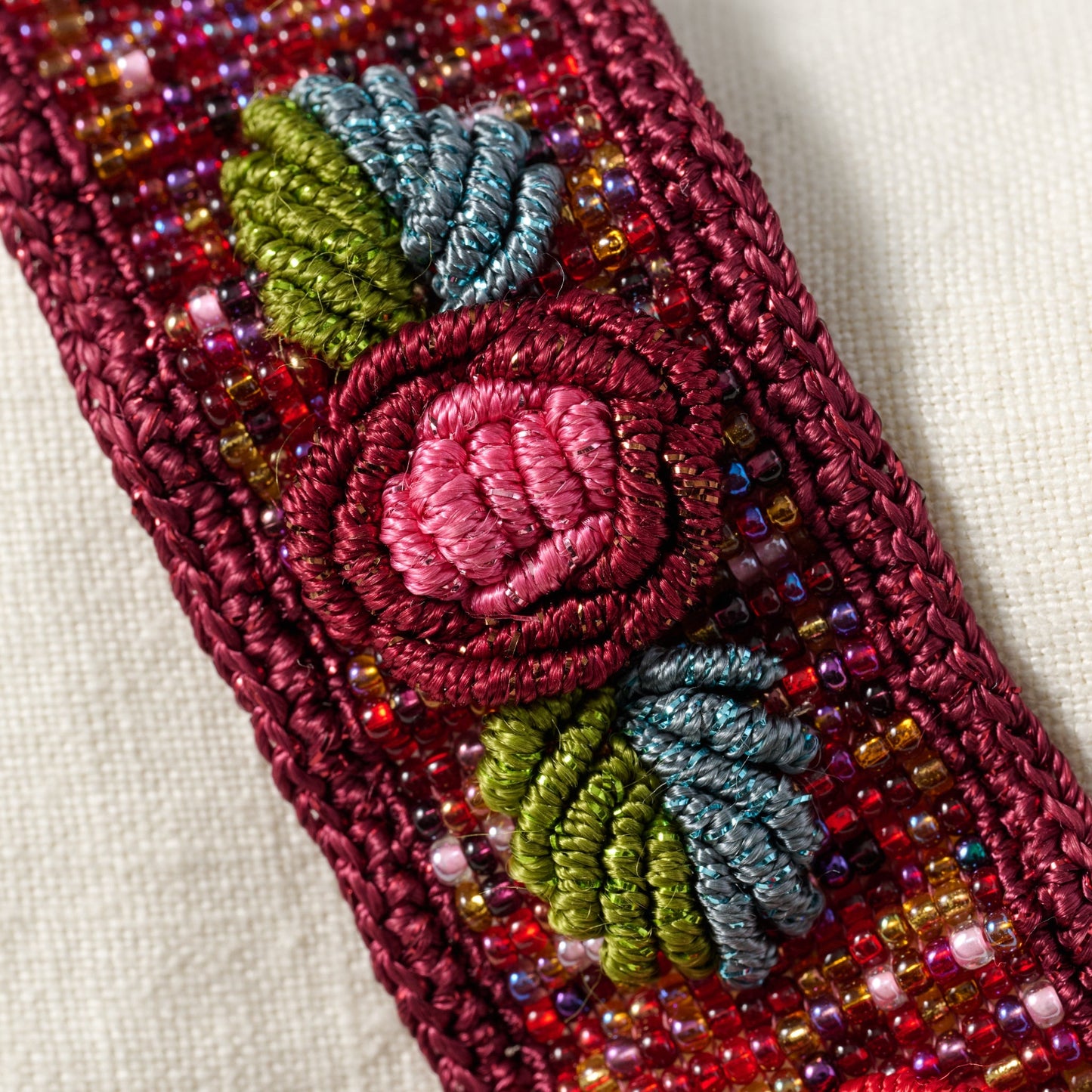 Bracelet beaded w/rose applique glass 6.5L red/grn
