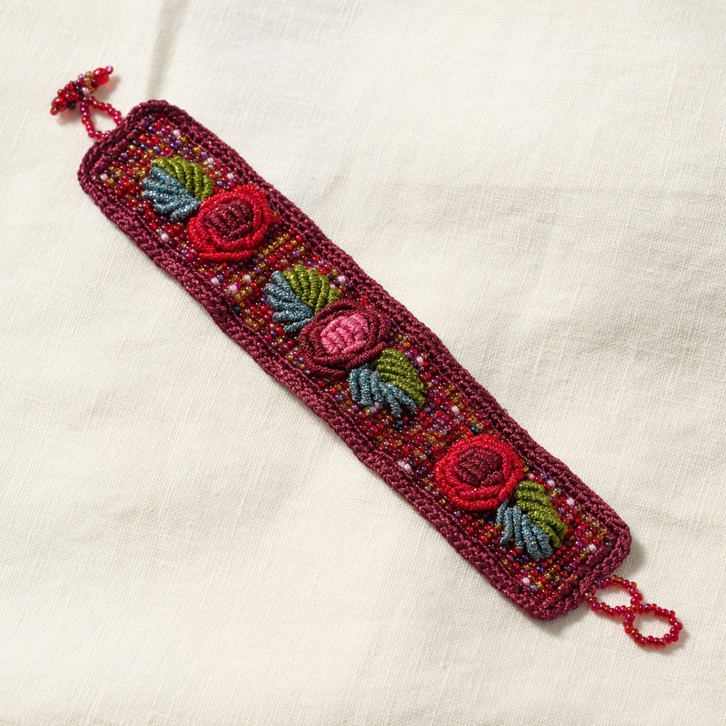 Bracelet beaded w/rose applique glass 6.5L red/grn