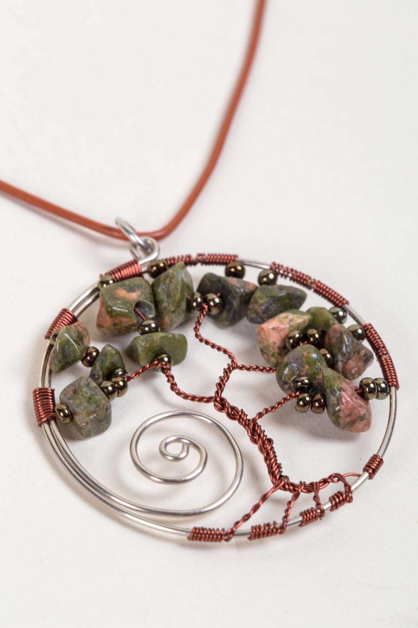 Necklace tree in circle stone chips/cord 28L olive
