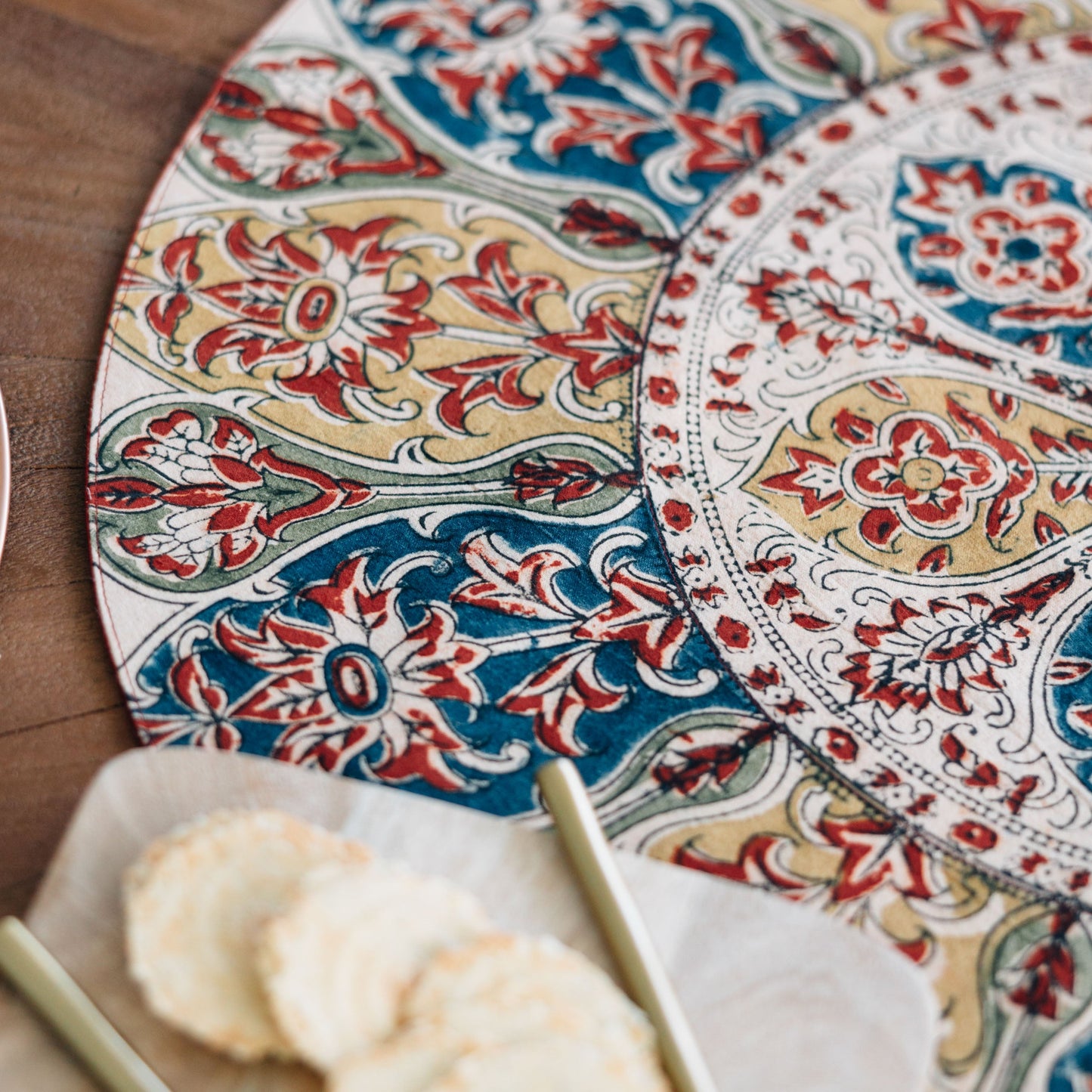 Table topper round kalamkhari cttn 24D rd/blu/yel