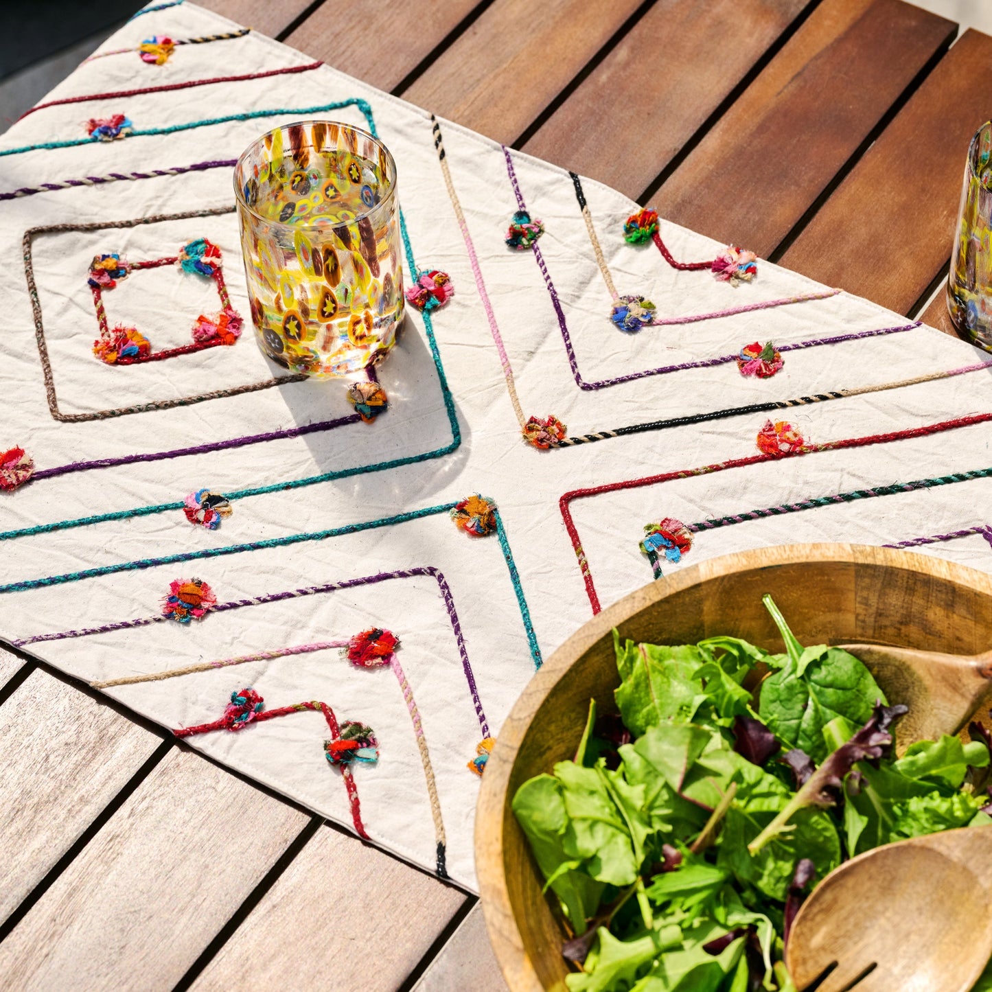 Table runner strpd/pompom sari/cttn 71x16 wht/asst