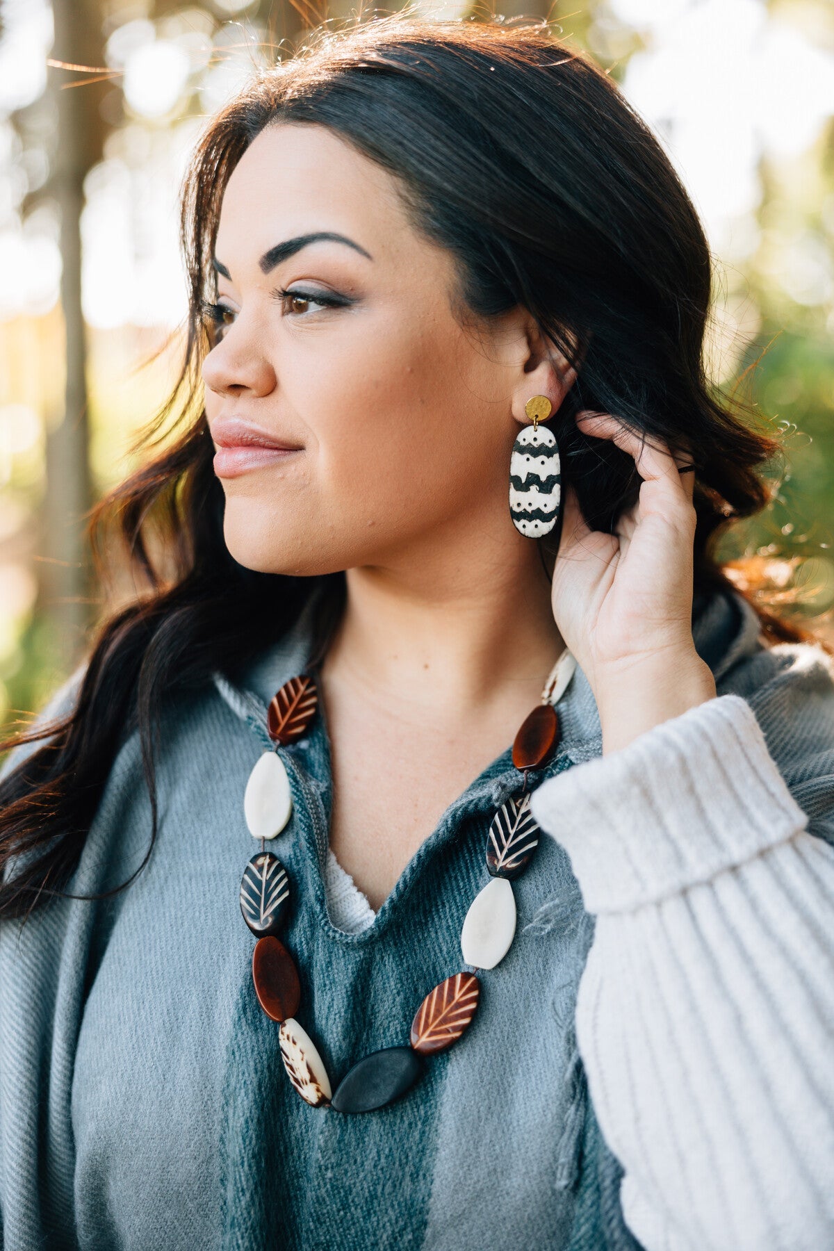 Necklace leaf ovals tagua/leather 32L adj brn/blk
