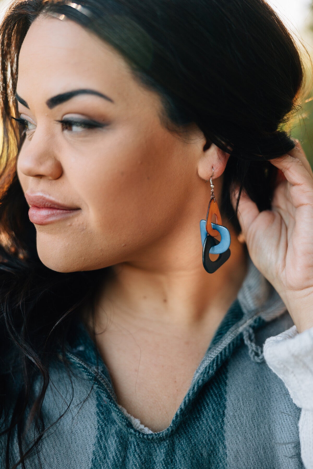 Earrings 3 flat trngl cascada tagua 3L blk/blu/brn