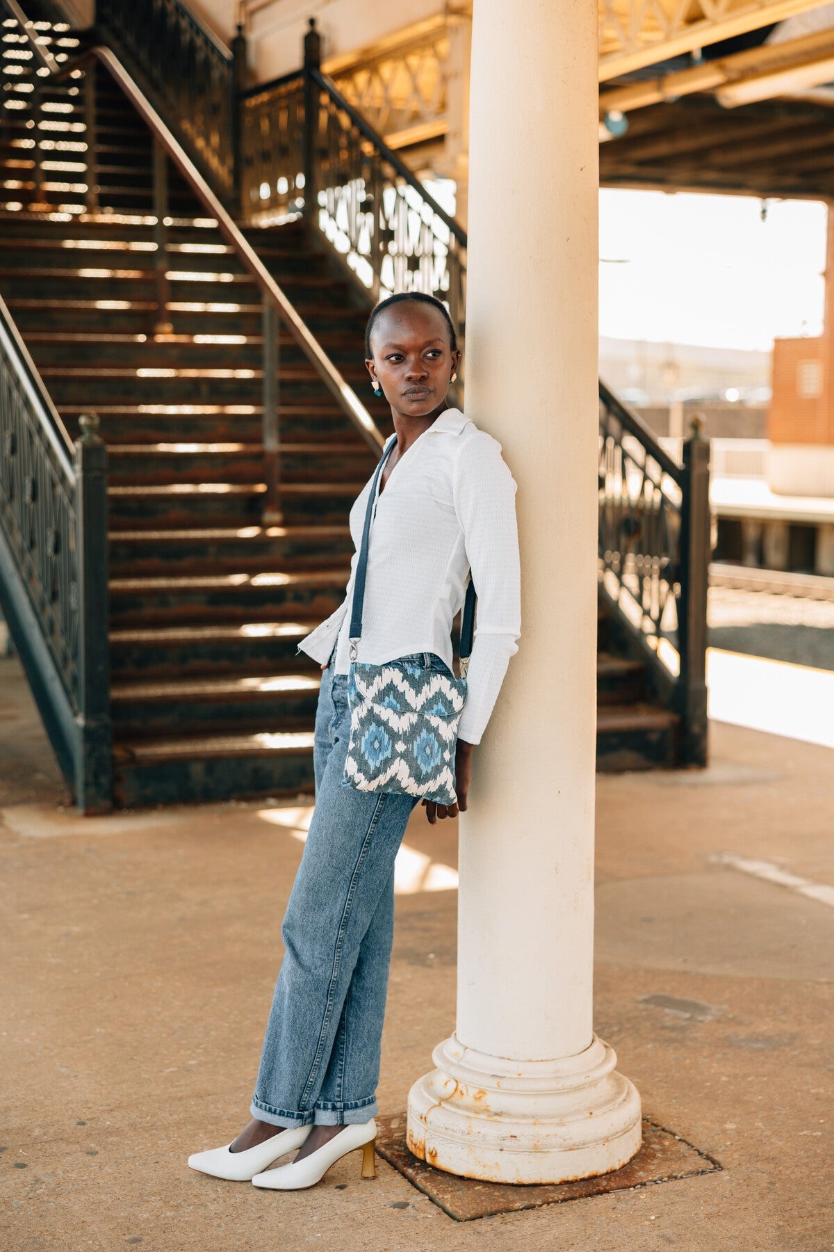Purse around town ikat/web strap 9Wx10H blues/wht