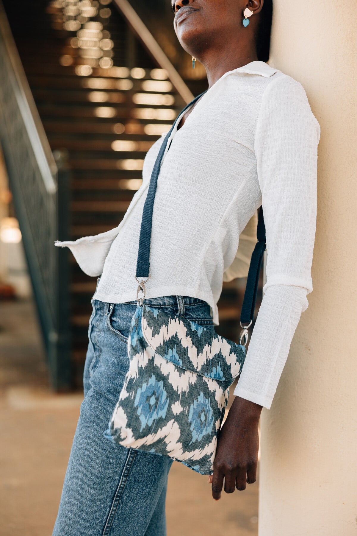 Purse around town ikat/web strap 9Wx10H blues/wht
