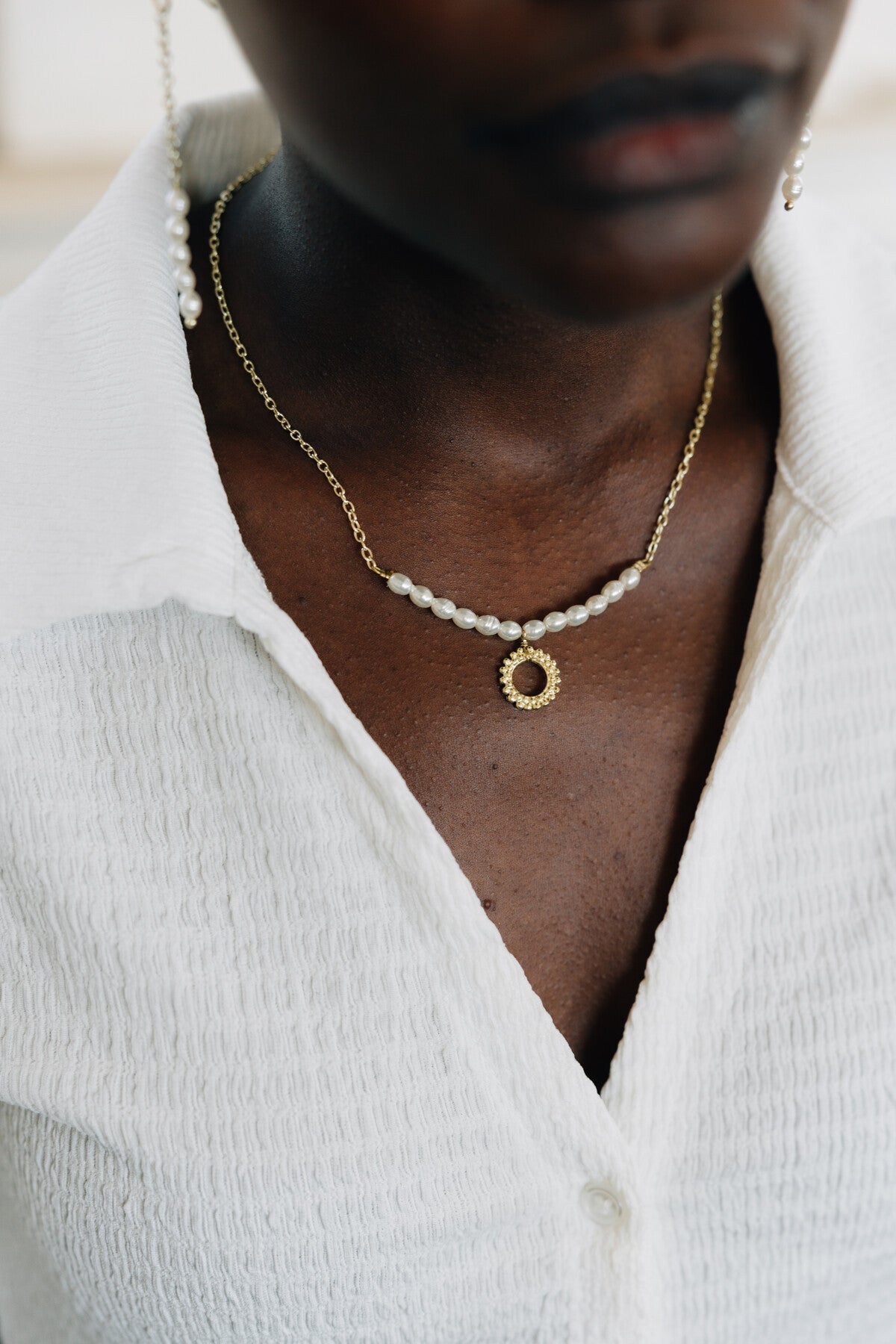 Necklace charm and pearl brass/pearl 22L gld/wht