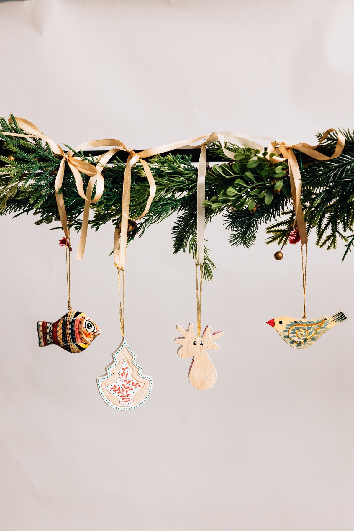 Ornament tree M/3 pntd wd 3Wx4H nat/wht/rd/grn